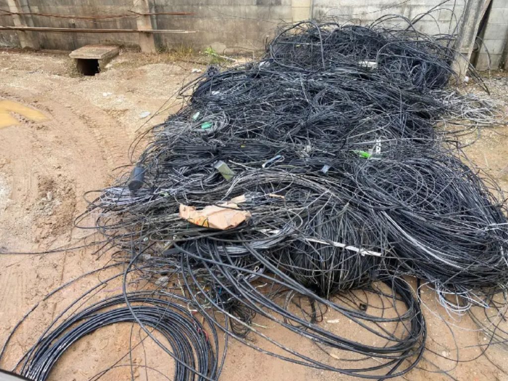 Em Brusque, mais de 700 kg de fios e cabos foram removidos durante operação do Procon