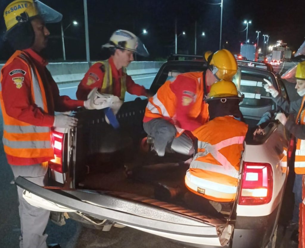 Motociclista é arremessado para dentro de caçamba de veículo em Indaial após colisão