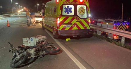 Motociclista é arremessado para dentro de caçamba de veículo em Indaial após colisão