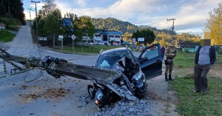 Idoso sai de pista e colide com poste em SC