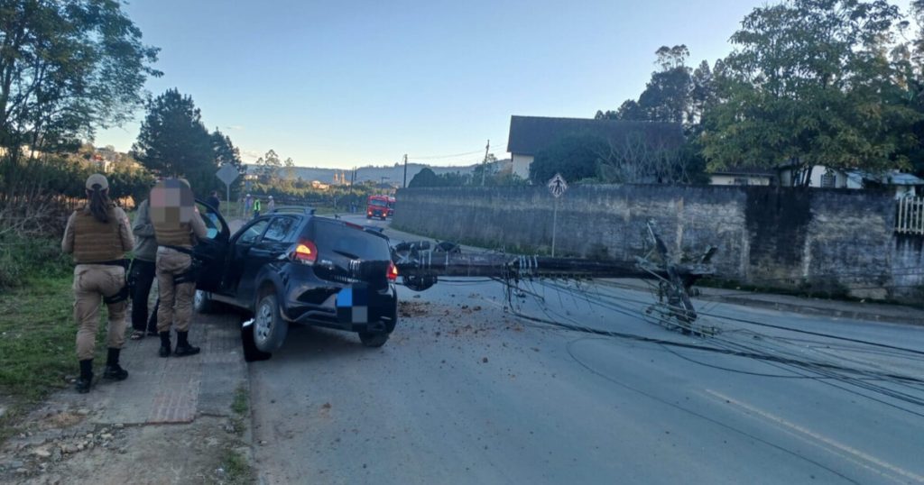 Idoso sai de pista e colide com poste em SC