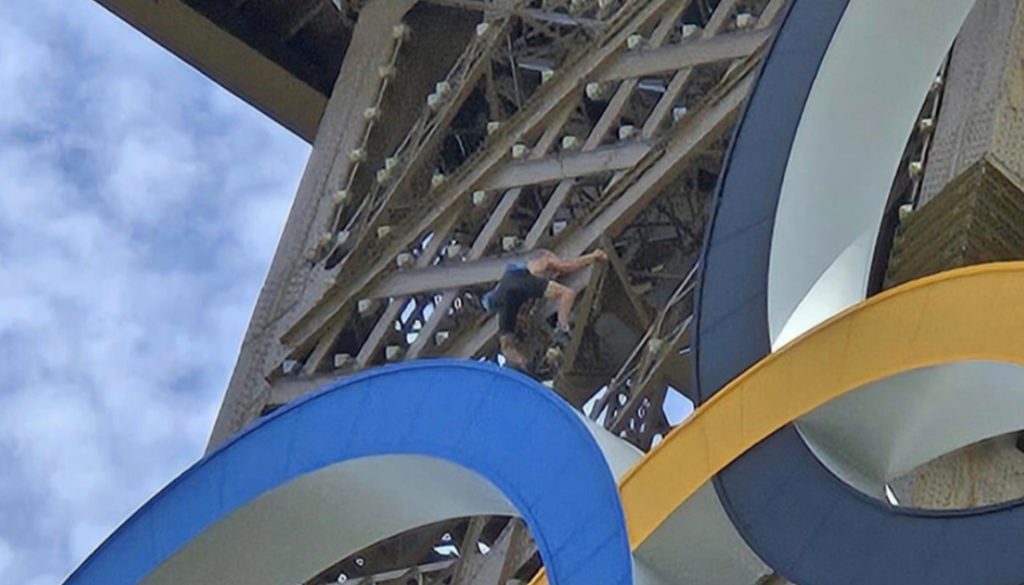 Homem escala a Torre Eiffel horas antes da cerimônia de encerramento da Olimpíada de Paris