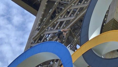 Homem escala a Torre Eiffel horas antes da cerimônia de encerramento da Olimpíada de Paris