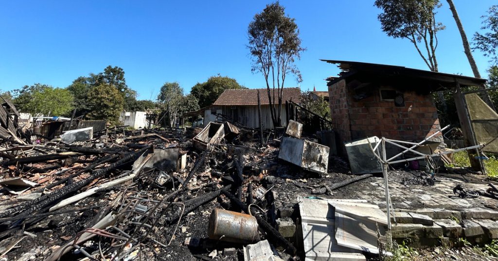 Casa de cerca de 200 m² é totalmente consumida pelas chamas em SC