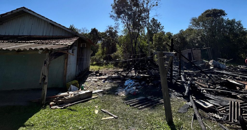 Casa de cerca de 200 m² é totalmente consumida pelas chamas em SC