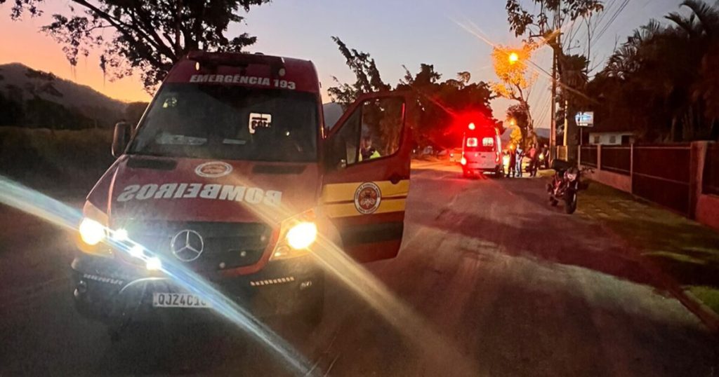 Acidente entre carro e moto em Rio dos Cedros deixa um ferido