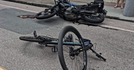 Colisão entre moto e bicicleta deixa ciclista de 55 anos em coma em Brusque