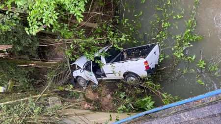 Carro despenca em ribeirão em Rio do Sul e condutora é resgatada sem ferimentos