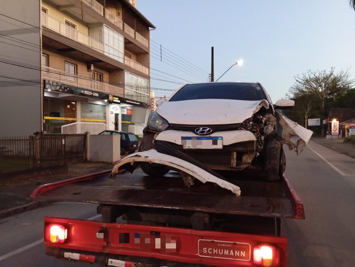 Colisão contra poste em Timbó deixa condutor de carro ferido 