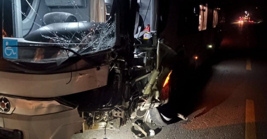 Grave acidente entre ônibus e carro na BR-470 em Pouso Redondo deixa motorista com múltiplos ferimentos