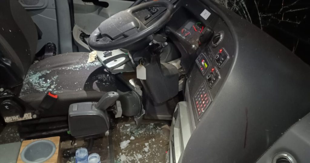 Grave acidente entre ônibus e carro na BR-470 em Pouso Redondo deixa motorista com múltiplos ferimentos