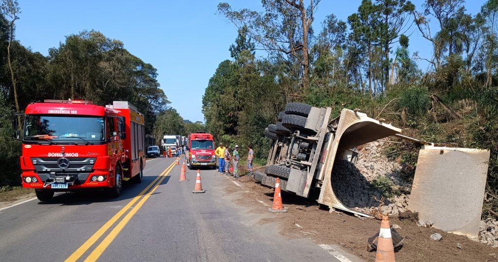 Colisão entre caminhão e trator na BR-470 deixa um ferido em Pouso Redondo