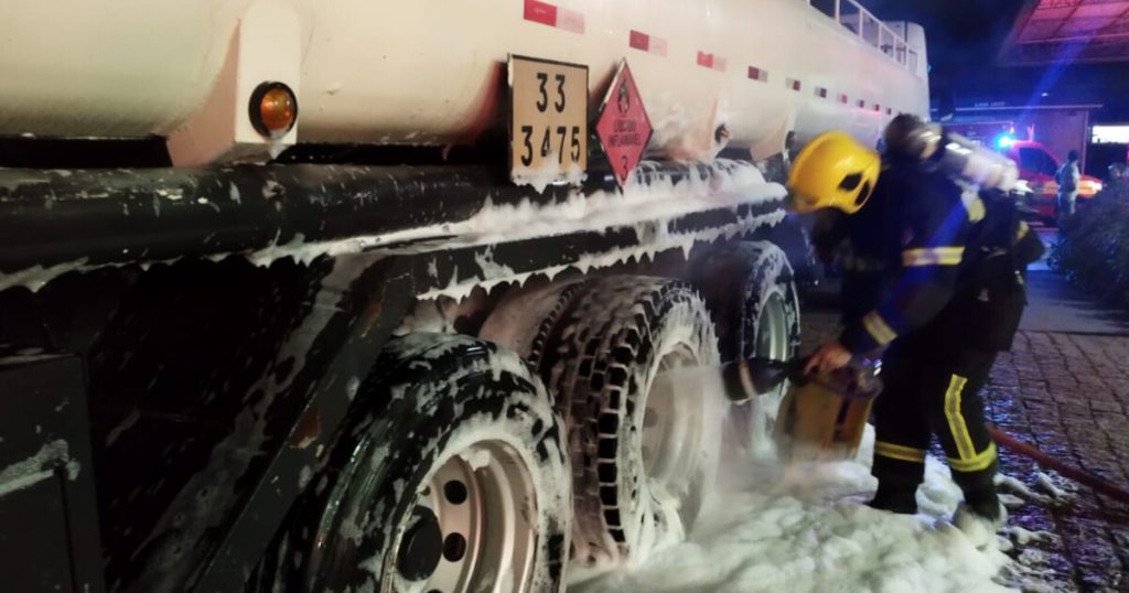 Incêndio em carreta de combustível é contido com 300 litros de água em Timbó