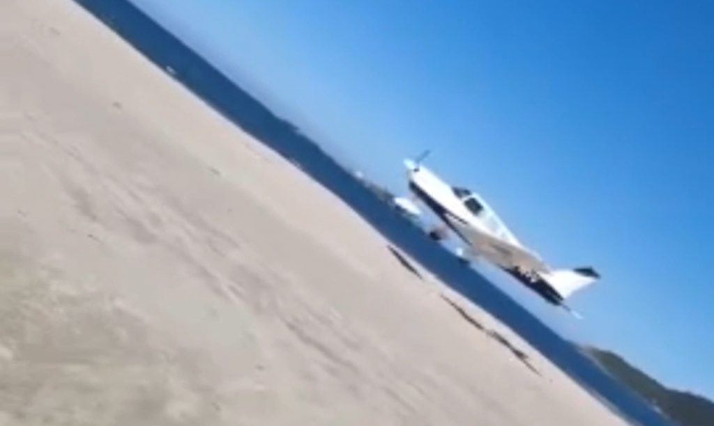 Avião é flagrado realizando Pouso de emergência em praia de Palhoça