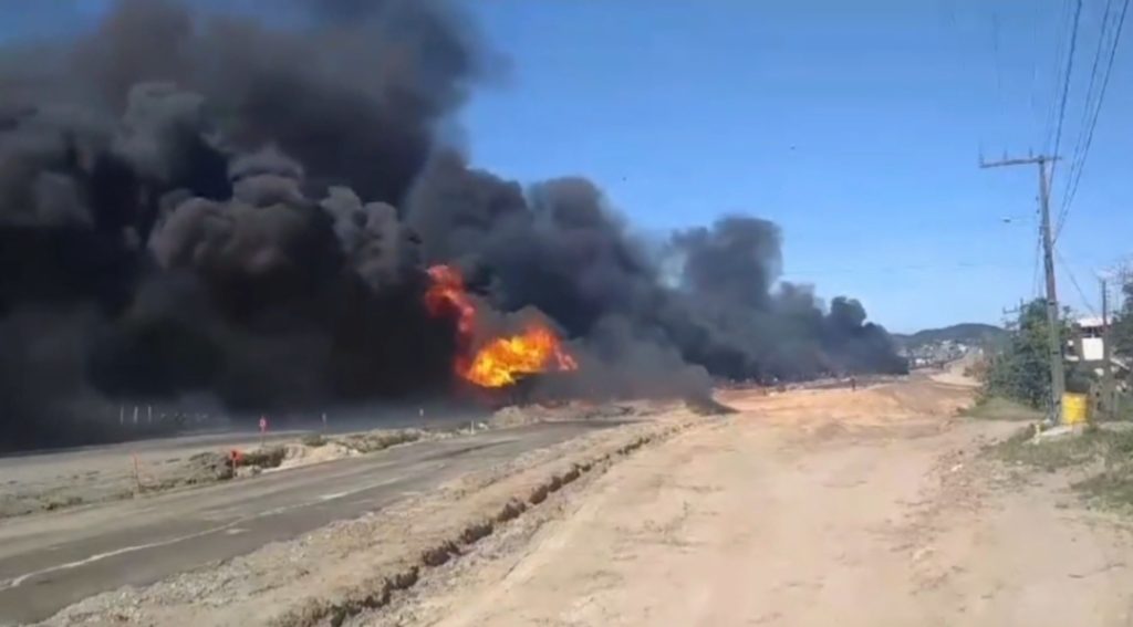 Acidente entre caminhão de combustível e carreta causa incêndio na BR-101 em SC