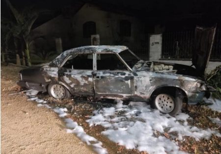 Homem é preso em Timbó após dirigir embriagado e ter veículo incendiado durante manobras perigosas