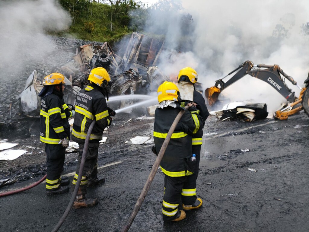 Engavetamento envolvendo 5 veículos em Guaratuba mata três pessoas 