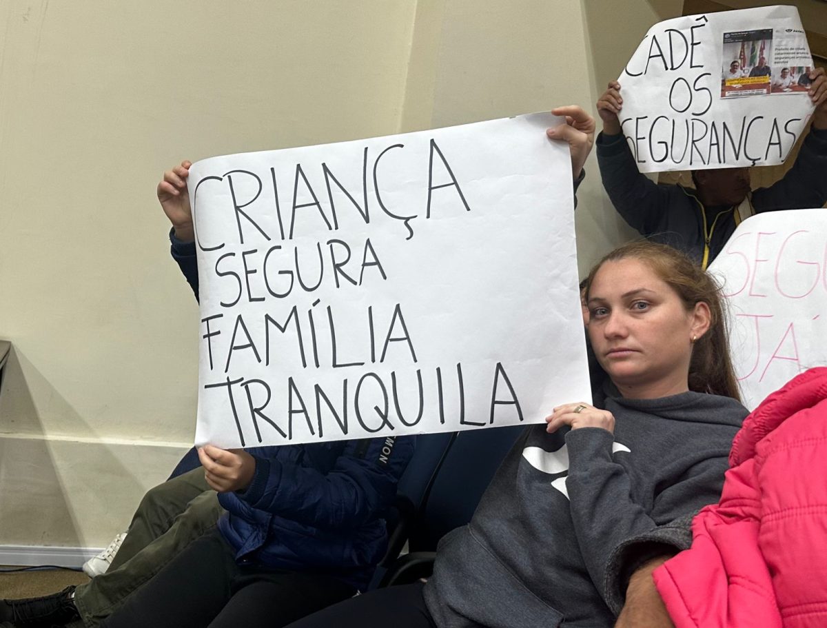 Famílias protestam na Câmara de Indaial por segurança nas escolas