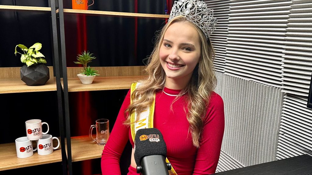 Mistucast recebe Chay, que aos 18 anos que representou Timbó no Miss SC