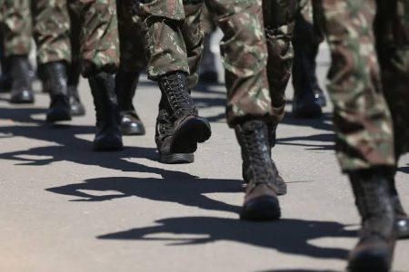 Decreto autoriza alistamento militar voluntário para mulheres a partir dos 18 anos