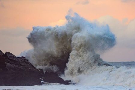 Defesa Civil de SC emite alerta para ciclone extratropical; ondas podem chegar a 6 metros