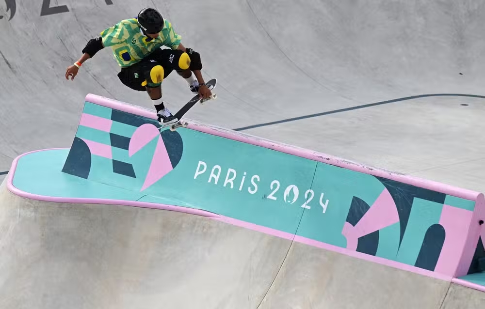 Olimpíadas 2024: volta perfeita na última tentativa garante bronze de Augusto Akio no skate