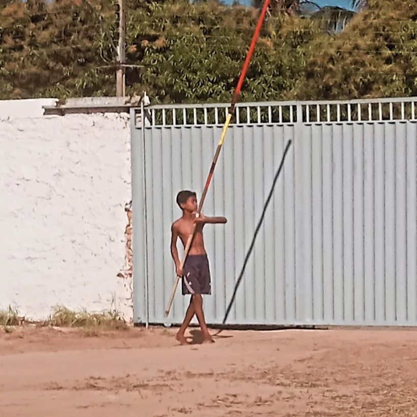 Conheça Moisés, o menino que viralizou ao treinar salto com vara no quintal de casa