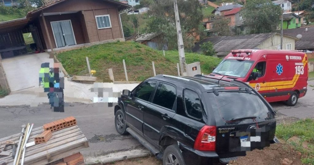 Mulher de 36 anos morre após ser atropelada pelo próprio carro em Rio Negrinho