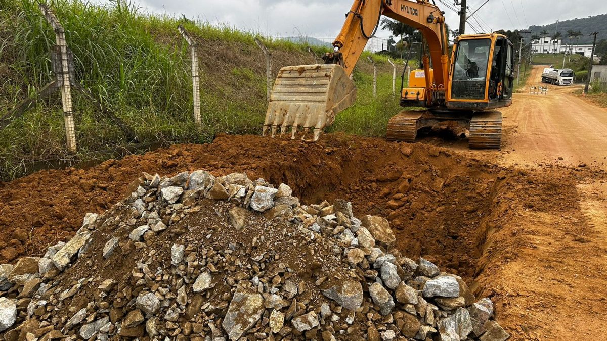 Obra na Rua Machado de Assis (Foto: Fábio Ferrari / Misturebas News)