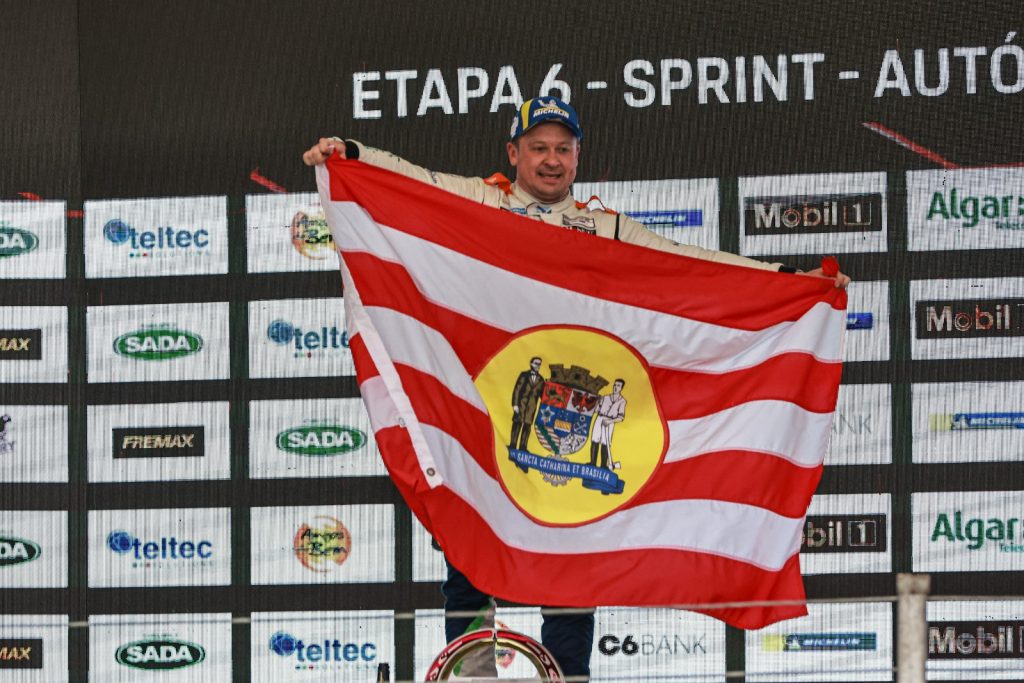 Piloto conquista troféu na Porsche Cup e leva bandeira de Blumenau ao pódio