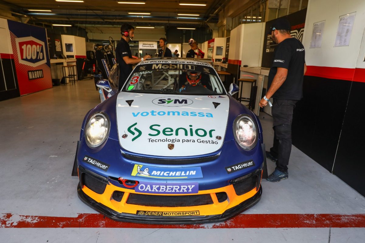 Piloto conquista troféu na Porsche Cup e leva bandeira de Blumenau ao pódio