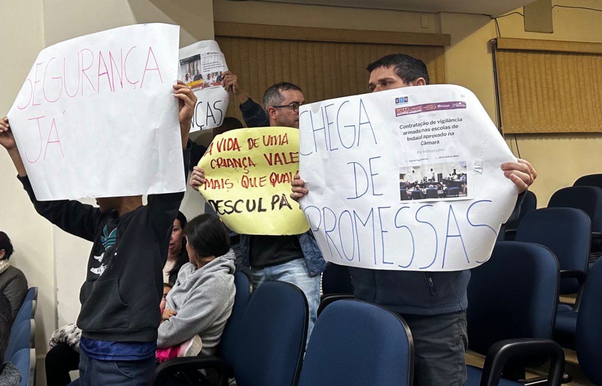 Famílias protestam na Câmara de Indaial por segurança nas escolas