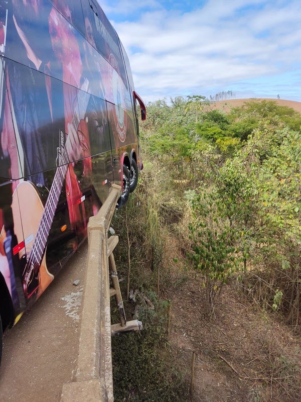 Ônibus da dupla César Menotti e Fabiano colide com duas carretas na BR-262 e deixa feridos