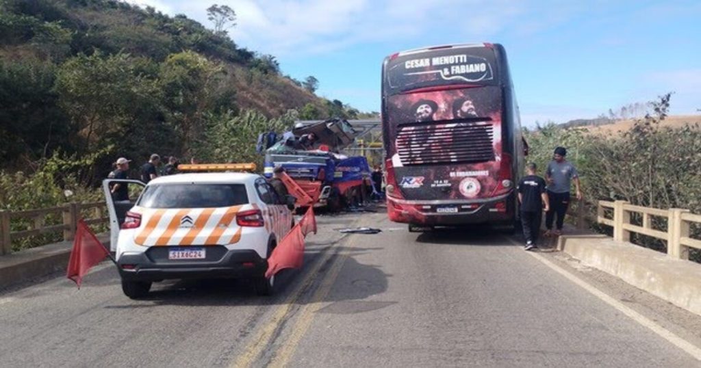 Ônibus da dupla César Menotti e Fabiano colide com duas carretas na BR-262 e deixa feridos