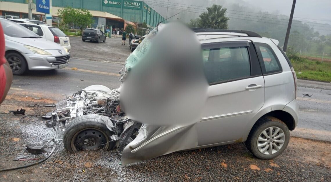 Condutor morre em Jaraguá do Sul após colidir contra caminhão 