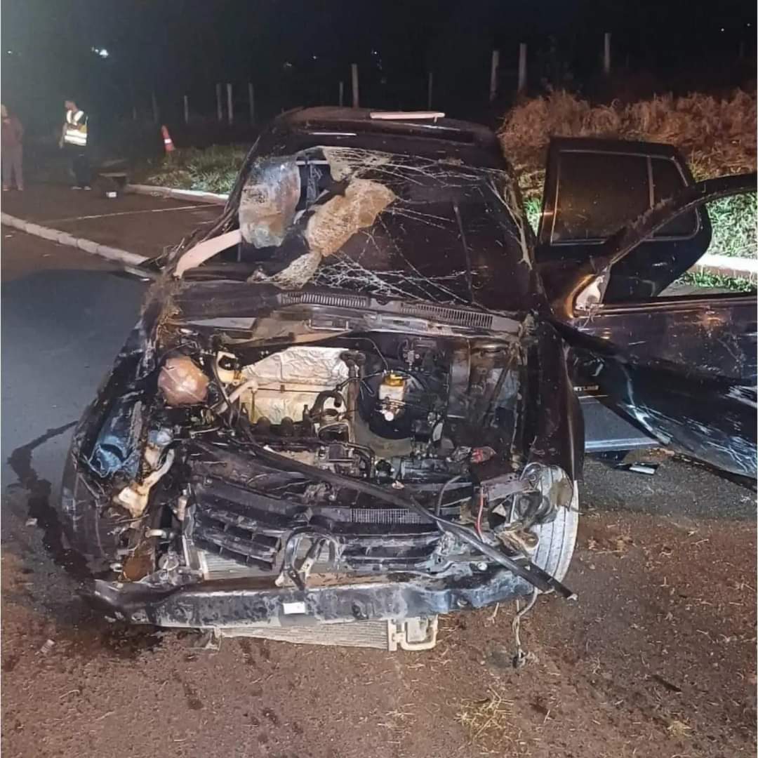 Jovem morre após ser arremessado de carro durante capotamento em Chapecó