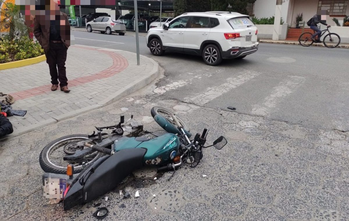 Em Ituporanga, motociclista sofre suspeita de fratura no fêmur após colidir contra carro 