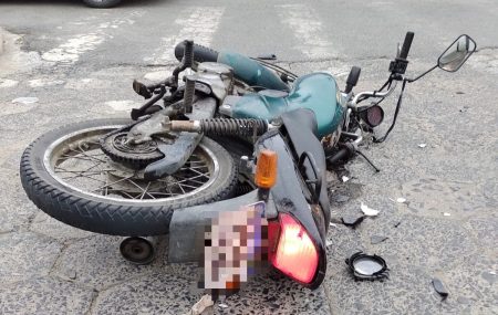 Em Ituporanga, motociclista sofre suspeita de fratura no fêmur após colidir contra carro 