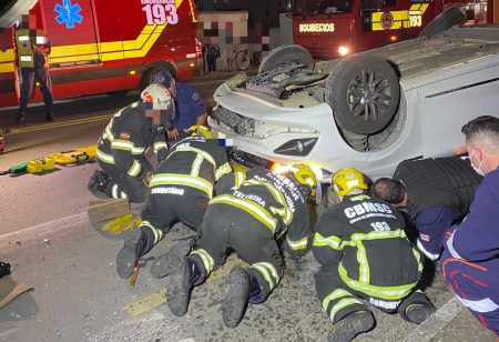 Em Blumenau, condutor foge após atropelar 3 jovens; ocupante do veículo foi ejetado