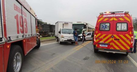 Grave acidente em Blumenau envolve 4 veículos e deixa 2 vítimas