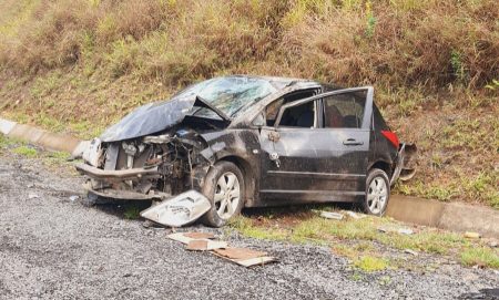 Mulher é levada ao hospital de Timbó após capotamento em Rodeio 