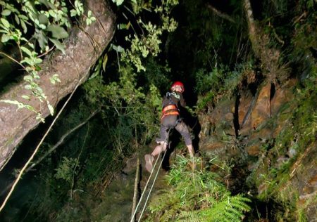 Homem é resgatado após queda de penhasco com altura de aproximadamente 20 metros em Imbuia