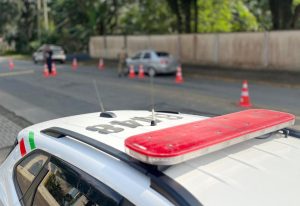 Polícia Militar de Timbó intensifica ações em escolas e realiza prisões por furto e drogas