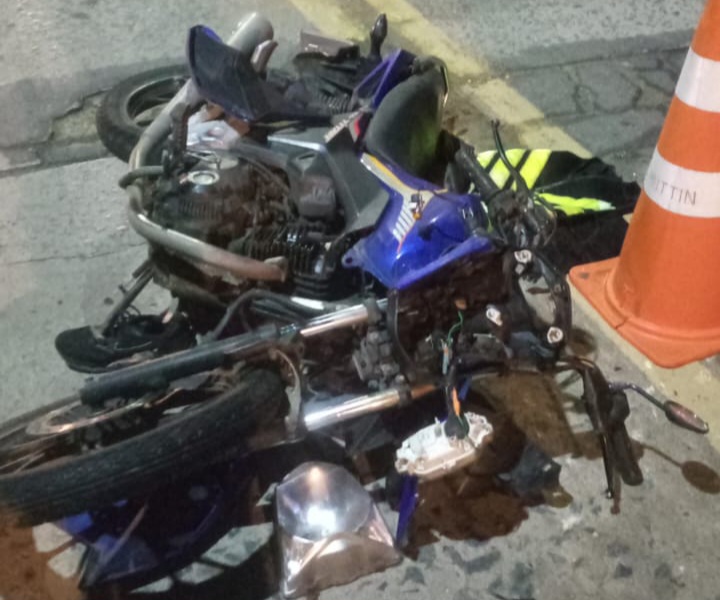 Motociclista fica em estado grave após colidir contra retroescavadeira em Indaial