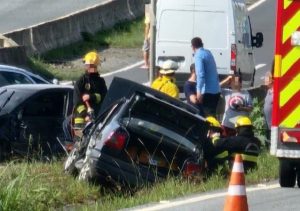 Colisão na BR-470, em Indaial, deixa duas pessoas presas em veículo