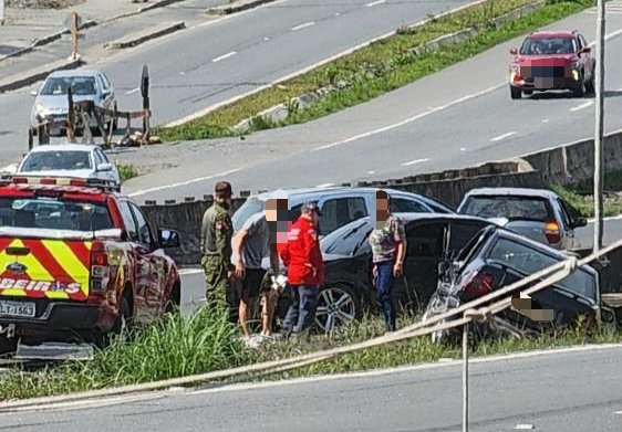 Colisão na BR-470, em Indaial, deixa duas pessoas presas em veículo