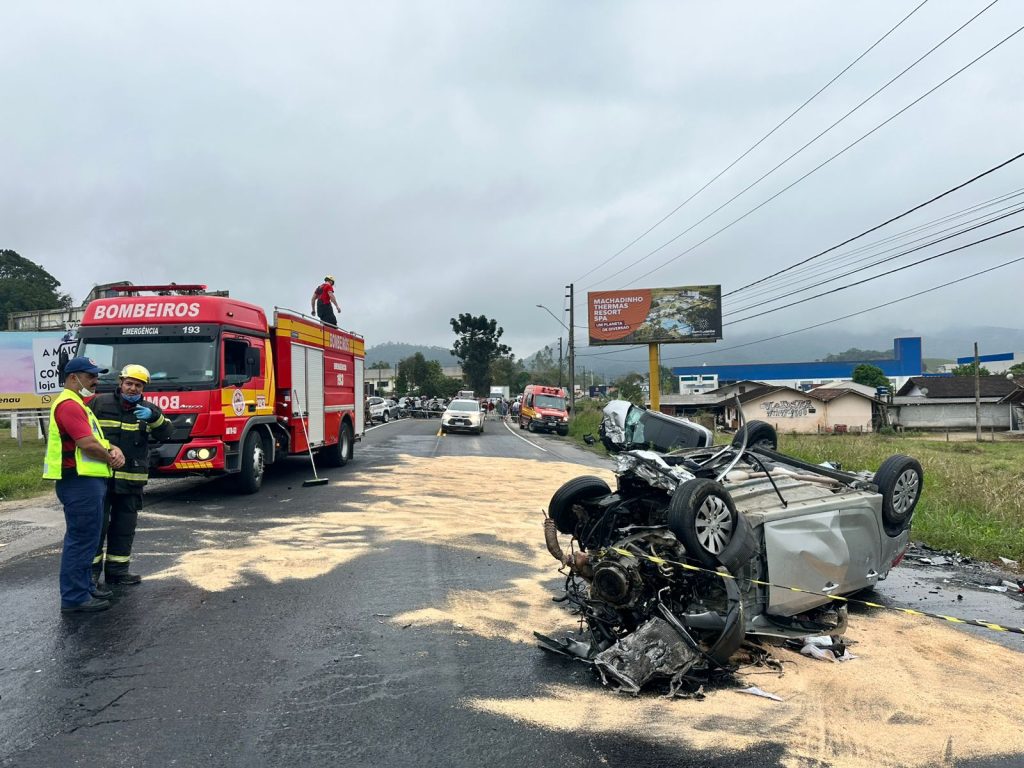 Em Gaspar, mulher morre após colisão envolvendo dois carros e um caminhão 