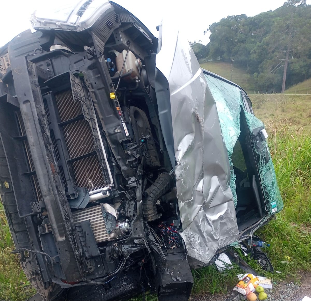 Em Gaspar, mulher morre após colisão envolvendo dois carros e um caminhão 