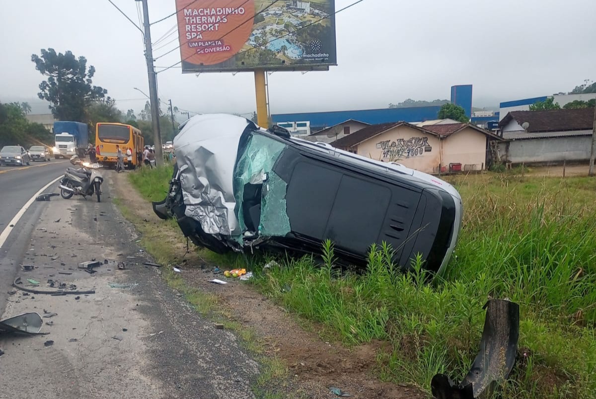 Em Gaspar, mulher morre após colisão envolvendo dois carros e um caminhão 