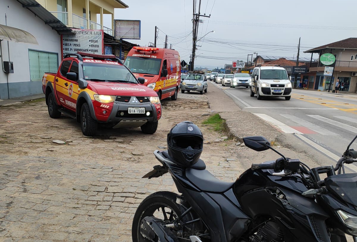 Em Gaspar, motociclista atropela adolescente de 17 anos